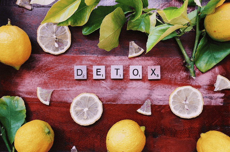 Detox, limpieza corporal/desintoxicación, está a medio camino entre la fruta sana y los limones